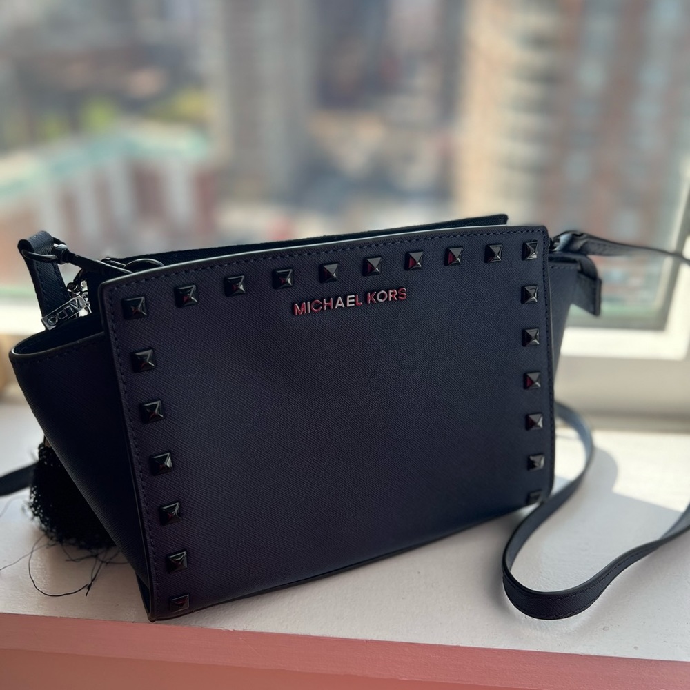 Micheal Kors Selma cross body Navy. almost new!